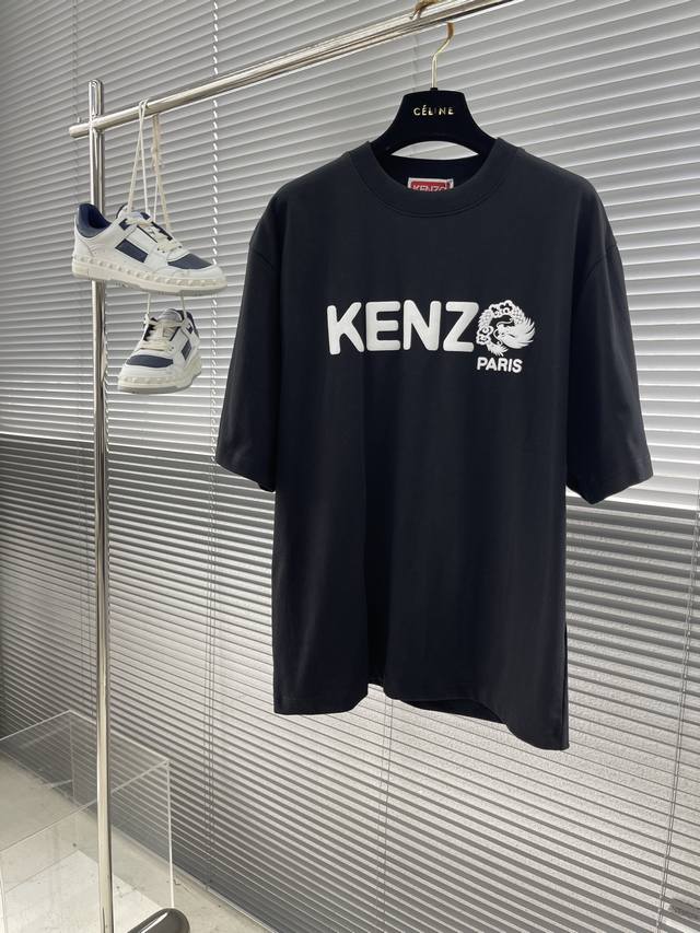 Kenz 龙年系列t恤 甄选300克优质精选纯棉面料 打造而成 享受轻松自在的穿着体验有着超强的柔韧舒适性 此款做了双重水洗 手感更佳丝滑 采用发泡工艺 简约款